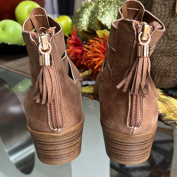 Fergalicious by Fergie NWOT woman’s size 8 tan short boots - Picture 4 of 6